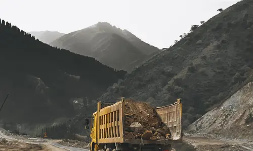 Dump Truk: Solusi Angkut Berat Berkualitas dari Used Car INDOPENSKE